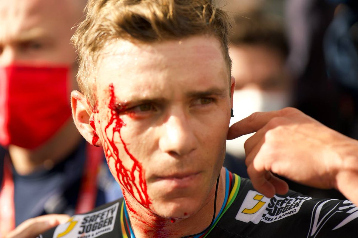 JoanSeguidor's tweet photo. La secuencia de Remco una vez cruzada la meta... un drama con final feliz y de rojo 
📸 @89Riera desde #LaVuelta23 
Best luck @EvenepoelRemco https://t.co/Zf0SnPHiHO