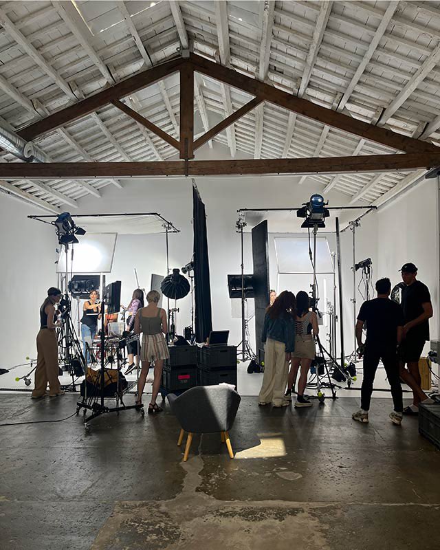 openbcnstudios's tweet photo. 📸🎥 Descubre cómo elevar tus producciones en moda al siguiente nivel con openbcn Studios. Sets duales, control de iluminación y más en un solo lugar. ¡Explora nuestras razones para elegirnos y desata tu creatividad! 

https://t.co/eiQ6DKXp4M https://t.co/qfaMiJJczg