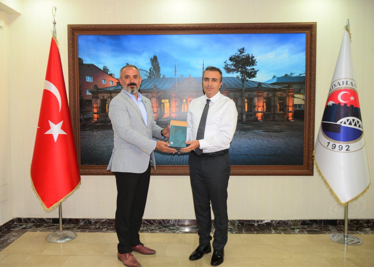 Memur-Sen İl Temsilci Serkan Karataş ve Memur-Sen'e bağlı sendika başkanları, Valimiz Sn. Hayrettin Çiçek’e hayırlı olsun ziyaretinde bulundu.  

#ardahan #ardahanvaliliği
<a href="/HayrettinnCiCEK/">Hayrettin Çiçek</a>