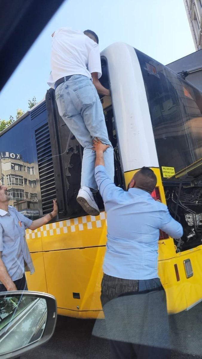 Başkan Çapsız Olunca iş Başa Düşmüş🥴🫠 İstanbul'lu yolcular Otobüs itekleme , Otobüs yangın söndürme den sonra şimdide Otobüs tamir etmeyede başlamışlar😁😁 Herşey nasılda çok şey olmuş🤣