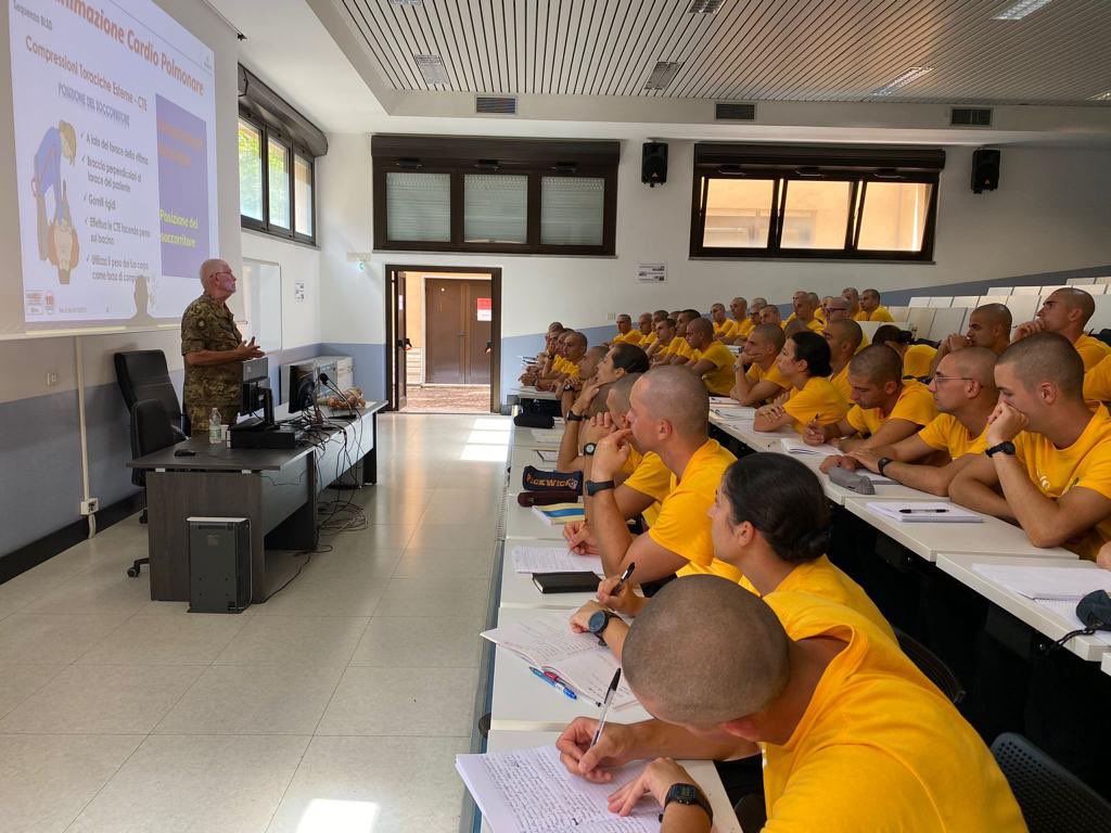 corpomilitare's tweet photo. L’accordo di collaborazione siglato tra il #OrdinediMalta_CorpoMilitare e la Scuola Ispettori e Sovrintendenti della  #GDF de L'Aquila, è operativo. Lezioni sugli elementi di primo soccorso ai giovani allievi del primo anno 94º corso. https://t.co/9UK5QKh96a