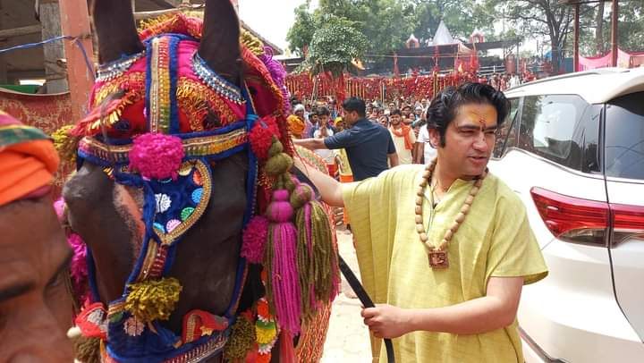 Shalini__CH's tweet photo. दिल मे आप की यादें..
जुबां पे आप का ही जिक्र है..❗
❣️ बेहद कशमकश में हूँ मैं...
ये गुरु चरणों से प्रेम है या सिर्फ आप की फिक्र है..
💕इजाजत हो तो इतनी
सी शरारत कर लूँ ... 🙈🙈💞
आज मैं आप के चरनो से और जायदा प्रेम कर लूँ ....🙏👏☺️
#guruprem https://t.co/wDuKE41O9K