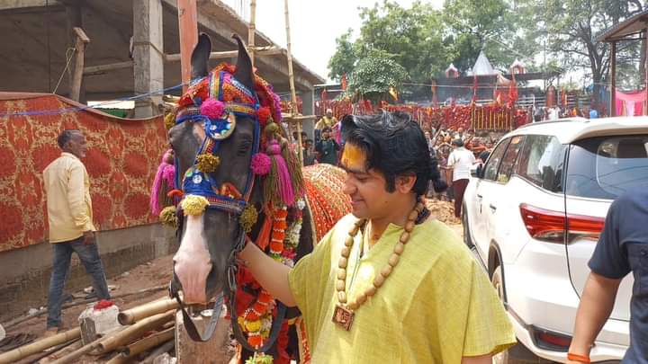 Shalini__CH's tweet photo. दिल मे आप की यादें..
जुबां पे आप का ही जिक्र है..❗
❣️ बेहद कशमकश में हूँ मैं...
ये गुरु चरणों से प्रेम है या सिर्फ आप की फिक्र है..
💕इजाजत हो तो इतनी
सी शरारत कर लूँ ... 🙈🙈💞
आज मैं आप के चरनो से और जायदा प्रेम कर लूँ ....🙏👏☺️
#guruprem https://t.co/wDuKE41O9K