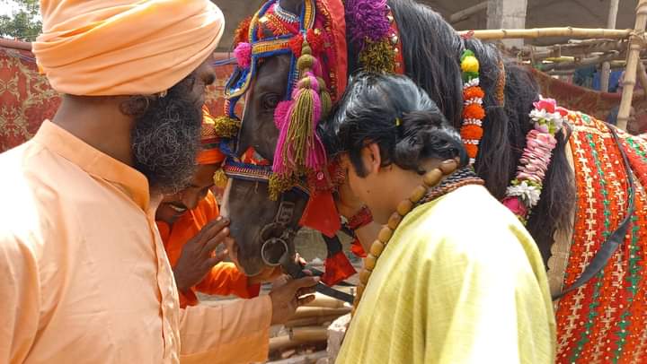Shalini__CH's tweet photo. दिल मे आप की यादें..
जुबां पे आप का ही जिक्र है..❗
❣️ बेहद कशमकश में हूँ मैं...
ये गुरु चरणों से प्रेम है या सिर्फ आप की फिक्र है..
💕इजाजत हो तो इतनी
सी शरारत कर लूँ ... 🙈🙈💞
आज मैं आप के चरनो से और जायदा प्रेम कर लूँ ....🙏👏☺️
#guruprem https://t.co/wDuKE41O9K