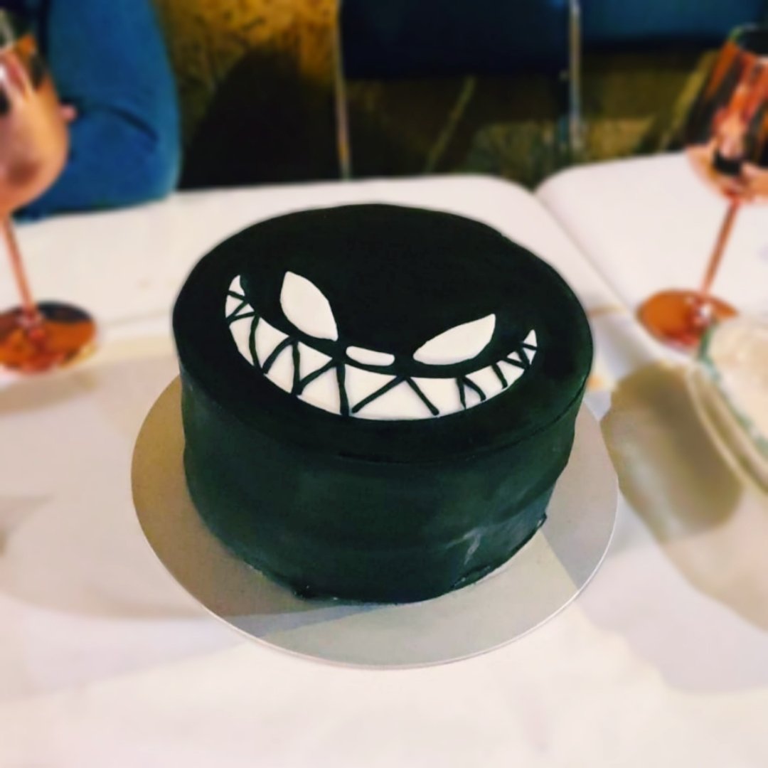 JMoonneenn's tweet photo. Mi cuñada me hizo un pastel @Rubiu5 por mi cumpleaños ✨ el mejor de la vida 🙌🏻 si ves esto Rubius tkm tkm tkm XD https://t.co/pdKhnPaTJ6