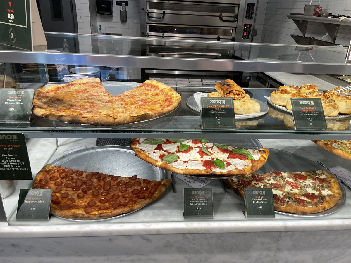 uptowntim88's tweet photo. Haven’t had NYC pizza in almost four years. As a lifelong Chicagoan, this is the real deal. 😋🍕 #newyork #nyc #pizza #sodamngood https://t.co/pEDpkFxk0b