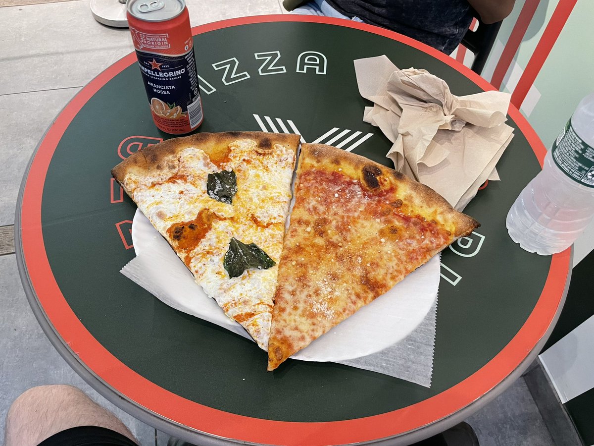 uptowntim88's tweet photo. Haven’t had NYC pizza in almost four years. As a lifelong Chicagoan, this is the real deal. 😋🍕 #newyork #nyc #pizza #sodamngood https://t.co/pEDpkFxk0b