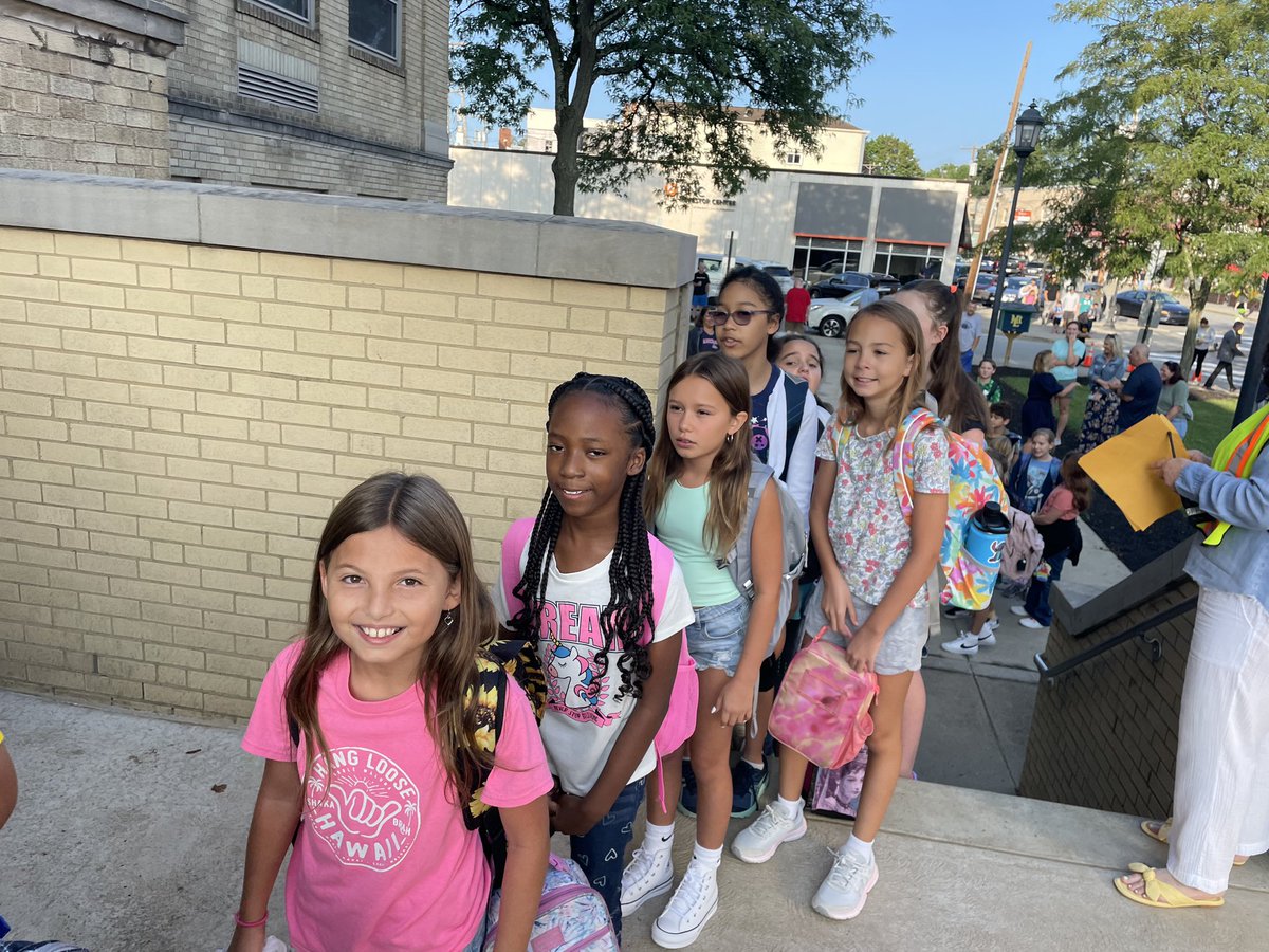 LinkedAtLincoln's tweet photo. And even more first day pics of our Lincoln friends! Nice selfie with Mrs. Seiferth! #lebofirstdayofschool #leboproud @LinkedAtLincoln @MFriez @MTLSD #AwesomeAbes https://t.co/QbjPPZq3nq