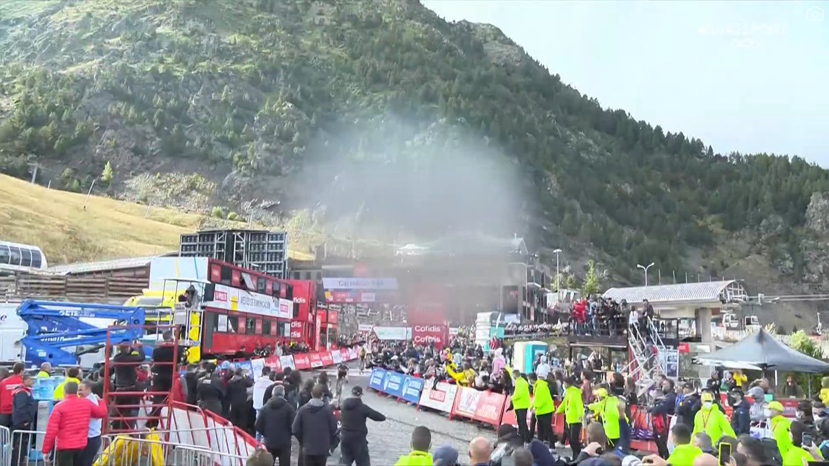 simonkl's tweet photo. @BenjiNaesen My take - he should have slowed down &amp; there was sufficient space. Multiple yellow jackets all waving him to slow down (see photo) - Remco instead thinks he’s Moses &amp; can part the waiting soignieurs (who are there for the riders). Verdict : Sorry Remco, this one’s on you https://t.co/NCRzaoDHXq