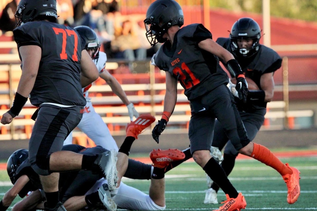 JayGod_19's tweet photo. Action shots from Friday night!
#highschoolfootball @FridayNightLts #aztecfootball #football #recruit @PrepRedzoneNM @NMSports_Net @ESPNCFB https://t.co/49LBYkyvWy