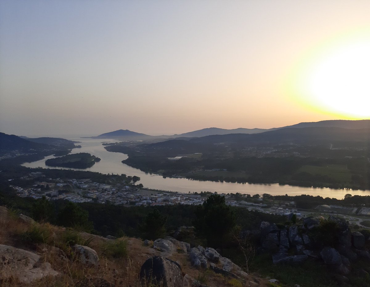 "A vida é um pequeno espaço de luz entre duas nostalgias. A nostalgia do que ainda não vivemos e a do que já não poderemos viver. E o momento exato da ação é tão confuso, tão escorregadio e tão efémero que o desperdiçamos olhando em volta, aturdidos." 
© Rosa Montero, «A Carne»