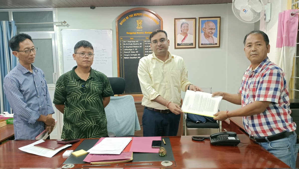 chongloi_kaybie's tweet photo. MANIPUR UNREST:

CoTU, ITLF submits a memorandum to Manipur Guv.

Says forcing the assembly session, despite knowing well the 10 Kuki-Zo MLAs will not be able to attend, is not only immoral but also exposes the ulterior motive of the dominant community.

https://t.co/ghR6Q7L3Wh https://t.co/eAisdhd02I