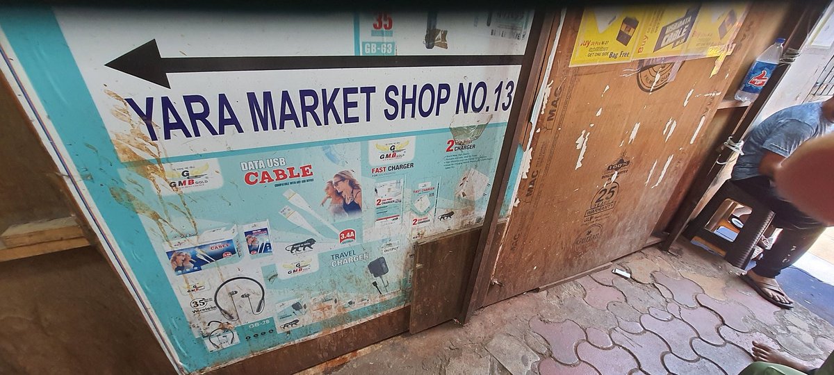 Spot the Footpath...
@mybmcwardA

All taken over #IllegalHawkers.

S.S SIDDIK ROAD,OUT SIDE SARA SAHARA & YARA MARKET MUMBAI-1

#FreeOurFootpaths
Pls take action @mybmc @MCGM_BMC  @CMOMaharashtra 
 @mieknathshinde @Dev_Fadnavis @rahulnarwekar  This is the condition of Footpath