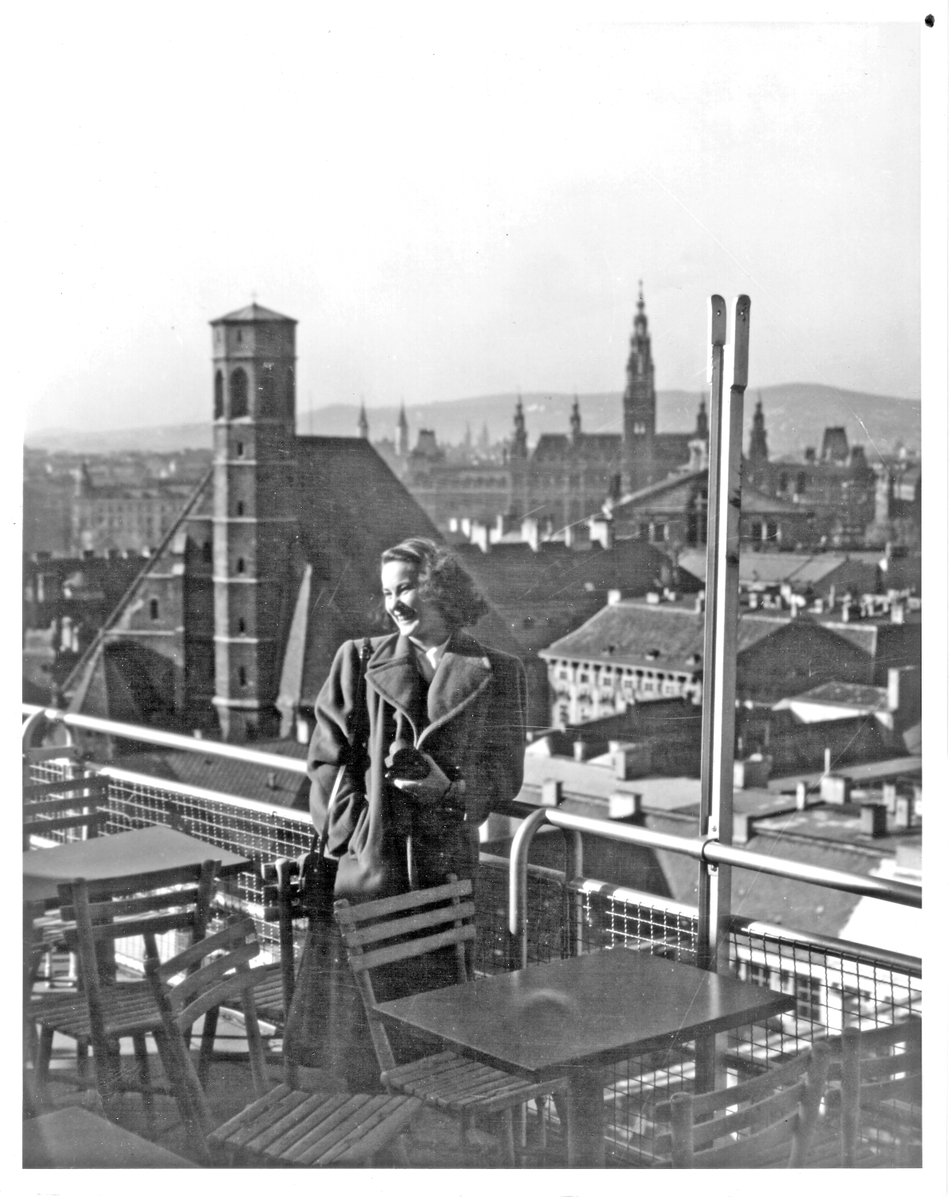 ThirdManMuseum's tweet image. 75 years ago #TheThirdMan was filmed in Vienna.
Today picture 11 (#AlidaValli on a shooting-break, LAST picture of this series).
The originals of the pictures are on display in our museum❗
©Courtesy #StudioCanal 
#drittemanntour #thirdmantour #derdrittemann
#filmnoir #filmmuseum