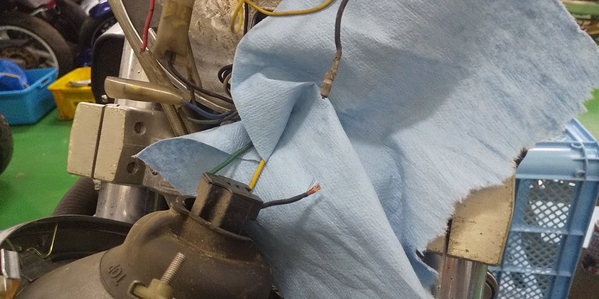 MC2107446's tweet image. #今日のお仕事
#VMAX1200
#2LT

不動
初爆無し

イグニッションをONにすると、Vブースト制御のサーボモーター動作音はするが、フューエルポンプの動作がしなかった

フューエルポンプを取り外し、分解・清掃

キャブはバタフライバルブは動くが、ダイヤフラムは固着していた