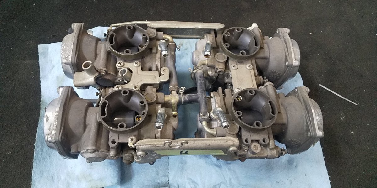 MC2107446's tweet image. #今日のお仕事
#VMAX1200
#2LT

不動
初爆無し

イグニッションをONにすると、Vブースト制御のサーボモーター動作音はするが、フューエルポンプの動作がしなかった

フューエルポンプを取り外し、分解・清掃

キャブはバタフライバルブは動くが、ダイヤフラムは固着していた