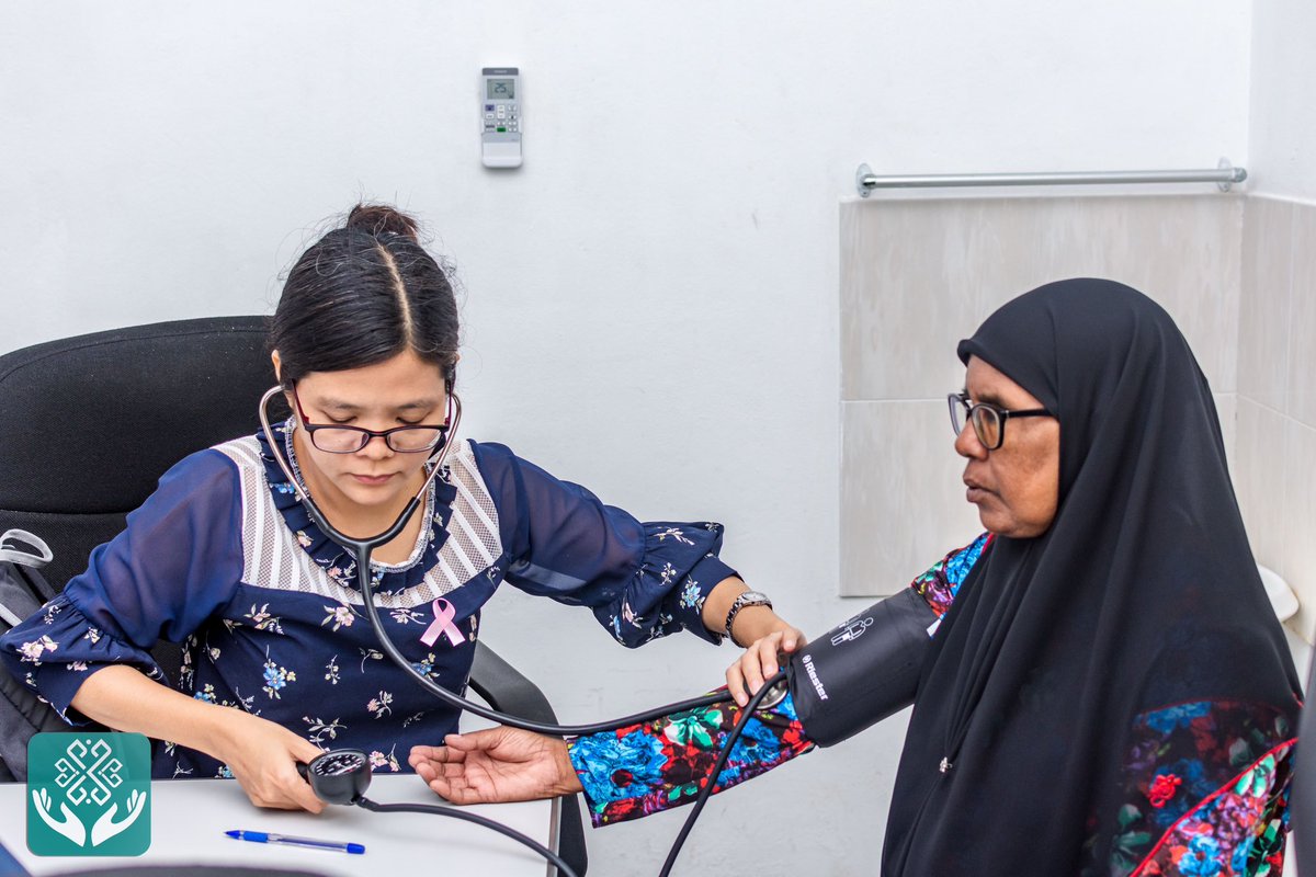 KRHmv's tweet photo. ހދ އަތޮޅުގެ ސިއްހީ މަރުކަޒުތަކާ ގުޅިގެން ކުރިއަށް ގެންދެވޭ އައުޓްރީޗު ޕްރޮގުރާމްތަކުގައި މި އަހަރުގެ މިހާތަނަށް ޖުމްލަ 16 އައުޓްރީޗު ޕްރޮގުރާމެއް ހިންގުނުއިރު ޖުމްލަ 777 މީހުންނަށް ވަނީ ހާއްސަ ޑޮކްޓަރުންގެ ހިދުމަތް ފޯރުކޮށްދެވިފައި. 

މި ދަތުރުތަކުގެ ސަބަބުން ހާއްސަ ޑޮކްޓަރުގެ ހިދުމަތް ހޯދުމަށް ކުޅުދުއްފުއްޓަށް ދަތުރު ކުރުމަށް ދަތިވާ ރައްޔިތުންނަށް ބޮޑު ލުއިފަސޭހައެއް ލިބިގެންދޭ. އަދި ސިއްހ�� މަރުކަޒުތަކާއި ކުޅުދުއްފުށީ ރީޖަނަލް ހޮސްޕިޓަލުގެ މުވައްޒަފުންގެ ގުޅުން ބަދަހިވެ މަސައްކަތްތައް އިތުރަށް ހަރުދަނާވެގެން ދޭ! މީގެ އިތުރުން މި ދަތުރުތަކުގެ ތެރެއިން ސުކޫލް ދަރިވަރުން އަދި ރައްޔިތުންނަށް ސިއްހީ މަޢުލޫމާތު ހިއްސާކުރުމުގެ ޕްރޮގްރާމްތަކާއި، ސިއްހީ ފަރުވާ ދިނުން ހަރުދަނާކުރުމުގެ ގޮތުން ކުރެވޭ އިންސްޕެކްޝަންސްތައް ކުރިޔަށް ގެންދެވޭ.

@AmnaShath 
@MoHmv 
@governmentmv 
@presidencymv