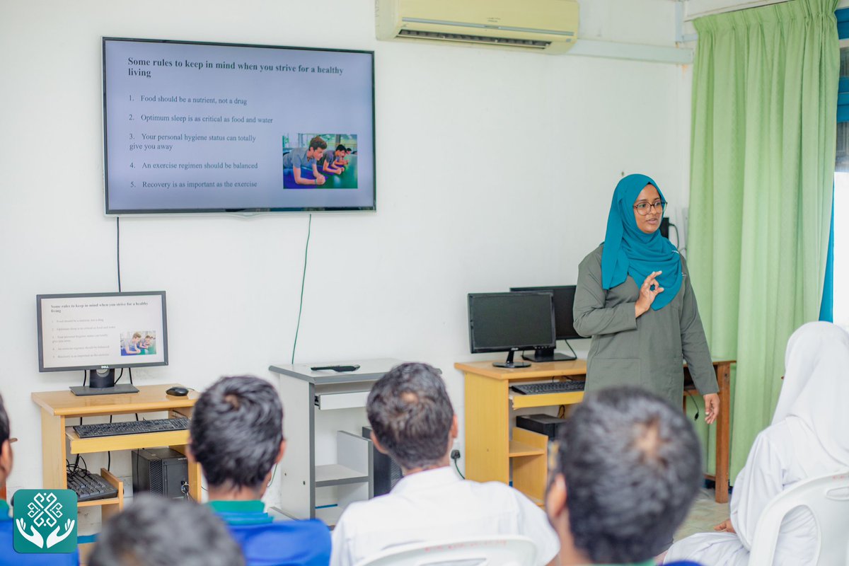 KRHmv's tweet photo. ހދ އަތޮޅުގެ ސިއްހީ މަރުކަޒުތަކާ ގުޅިގެން ކުރިއަށް ގެންދެވޭ އައުޓްރީޗު ޕްރޮގުރާމްތަކުގައި މި އަހަރުގެ މިހާތަނަށް ޖުމްލަ 16 އައުޓްރީޗު ޕްރޮގުރާމެއް ހިންގުނުއިރު ޖުމްލަ 777 މީހުންނަށް ވަނީ ހާއްސަ ޑޮކްޓަރުންގެ ހިދުމަތް ފޯރުކޮށްދެވިފައި. 

މި ދަތުރުތަކުގެ ސަބަބުން ހާއްސަ ޑޮކްޓަރުގެ ހިދުމަތް ހޯދުމަށް ކުޅުދުއްފުއްޓަށް ދަތުރު ކުރުމަށް ދަތިވާ ރައްޔިތުންނަށް ބޮޑު ލުއިފަސޭހައެއް ލިބިގެންދޭ. އަދި ސިއްހ�� މަރުކަޒުތަކާއި ކުޅުދުއްފުށީ ރީޖަނަލް ހޮސްޕިޓަލުގެ މުވައްޒަފުންގެ ގުޅުން ބަދަހިވެ މަސައްކަތްތައް އިތުރަށް ހަރުދަނާވެގެން ދޭ! މީގެ އިތުރުން މި ދަތުރުތަކުގެ ތެރެއިން ސުކޫލް ދަރިވަރުން އަދި ރައްޔިތުންނަށް ސިއްހީ މަޢުލޫމާތު ހިއްސާކުރުމުގެ ޕްރޮގްރާމްތަކާއި، ސިއްހީ ފަރުވާ ދިނުން ހަރުދަނާކުރުމުގެ ގޮތުން ކުރެވޭ އިންސްޕެކްޝަންސްތައް ކުރިޔަށް ގެންދެވޭ.

@AmnaShath 
@MoHmv 
@governmentmv 
@presidencymv