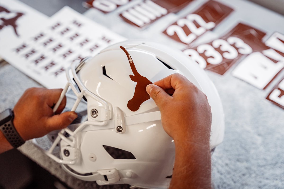 TexasFootball's tweet photo. Getting game ready 🤘

@UTexasEquipment https://t.co/fru6zz6T8O