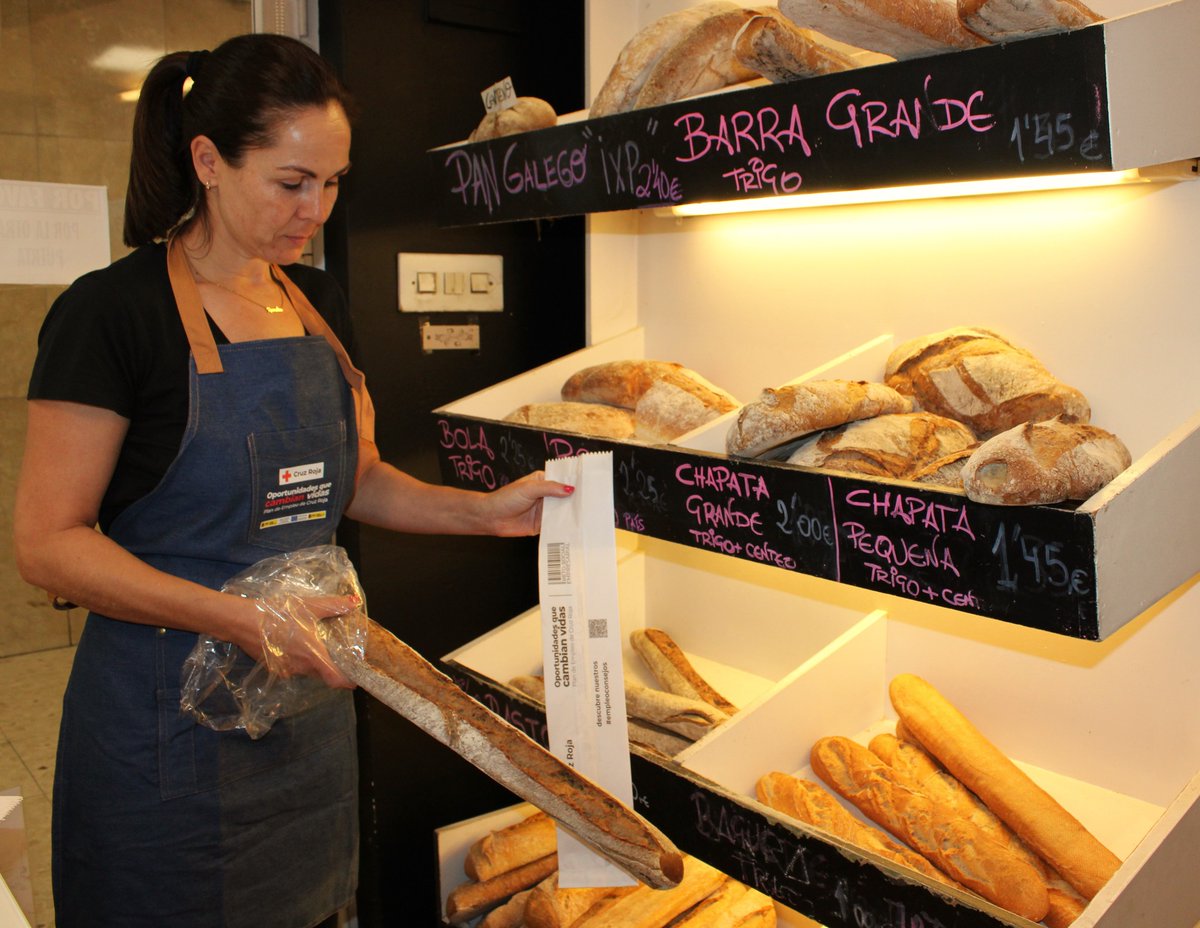 cruzvermella's tweet photo. 📸 ¡Nueva campaña de sensibilización en favor del empleo y de la igualdad de oportunidades, enmarcada en el #PlanEmpleoCruzRoja en #Galicia! En esta ocasión, colaboramos con panaderías de Ourense, Allariz, Cortegada y Moreiras (Toén) con la distribución de 29.000 bolsas de pan. https://t.co/YbELo1zgtG