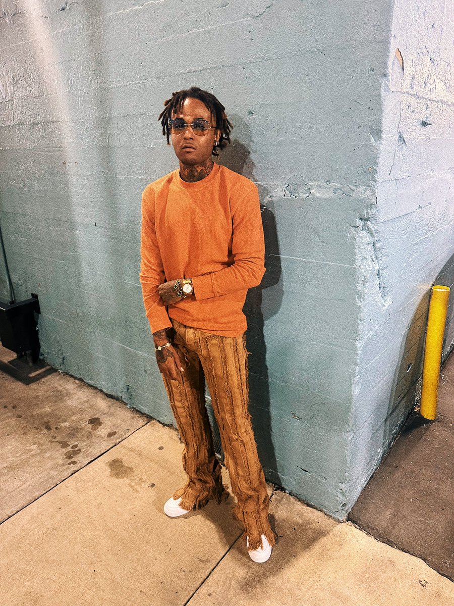 bandowavey's tweet photo. I’m thinking about money on tour 30 thousand just to walk thru your door https://t.co/C79k947Sci