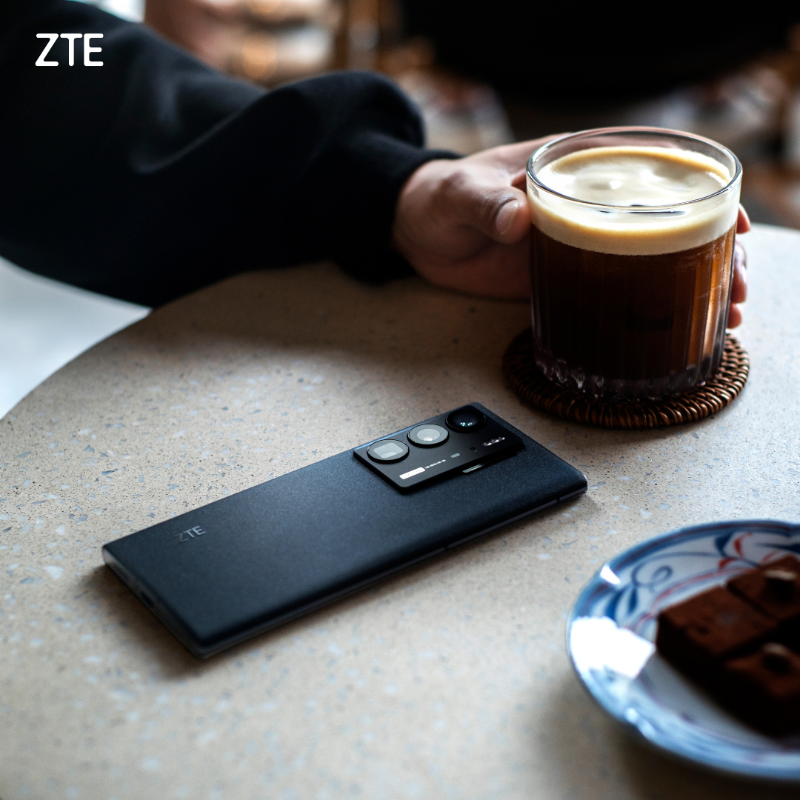 ZTEDevice's tweet photo. Preparing for pumpkin spice latte season with a dash of ZTE #Axon40Ultra excellence...

☕ Crisply Crafted
☕ Exceptionally Dynamic
☕ Unbelievably Smooth

📌 You have time until Sep 5 to get 20% off on your next ZTE Device, click on this link: https://t.co/TkjaSXIyEZ 

#zte
