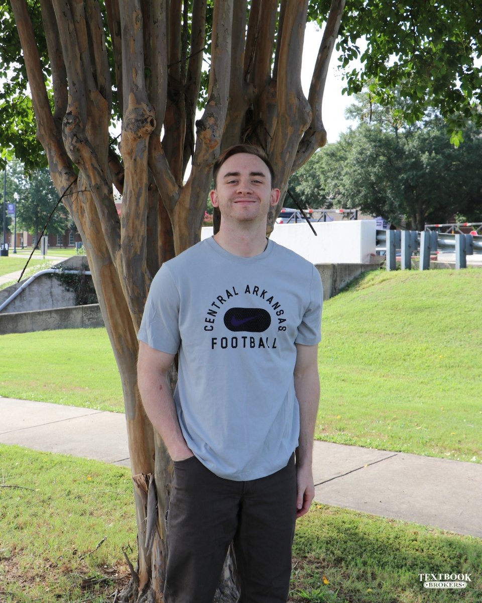 TextbookBrokers's tweet photo. Football season is right around the corner! Get your gameday gear now while quantities last!!🏈

#UCA #UcaBears #CentralArkansas #BearStrong #UCA23 #TbbConway #UCA27 #Football #FootballSeason #Gameday #CollegeApparel https://t.co/3SyIXeFph2