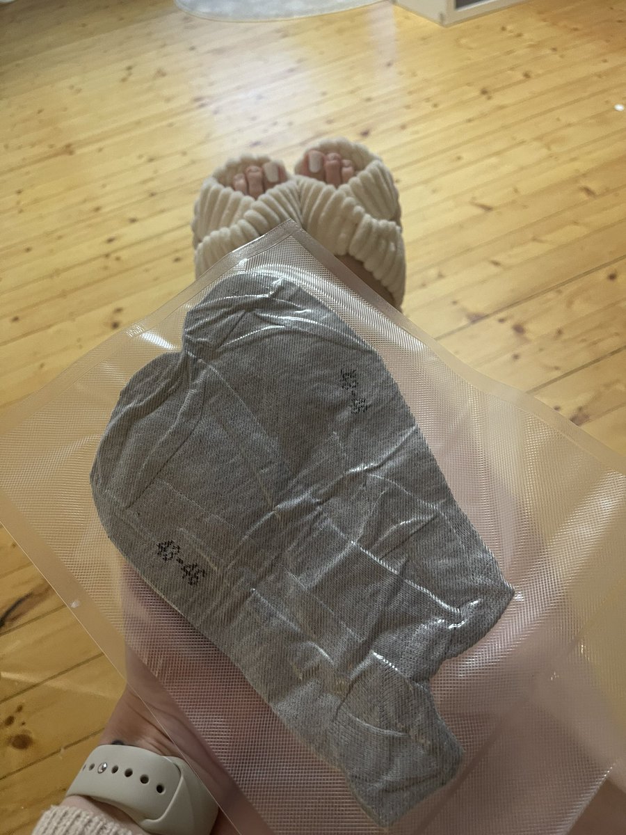 HerrinDarling's tweet photo. Das erste paar welches 2 1/2 Tage beim Sport sowie Tag und Nacht getragen wurde, darf in eure kleine Fotzgriffel gelangen 😈 30€ und sie sind dir. Aber Achtung: nass und vor allem gut duftend.🦶🤭✨
#zahlsklave #geldsklave #geldherrin #paypig #socken #socks #sweatsocks #socke #verschwitztesocken #domme #sockfetish #socksfetish #sockstyle #socklover #sockenliebe #sockenfetish #sockenmädchen #schuhfetisch #fussfetisch #fussfetisch #feetpic #sockaddict
