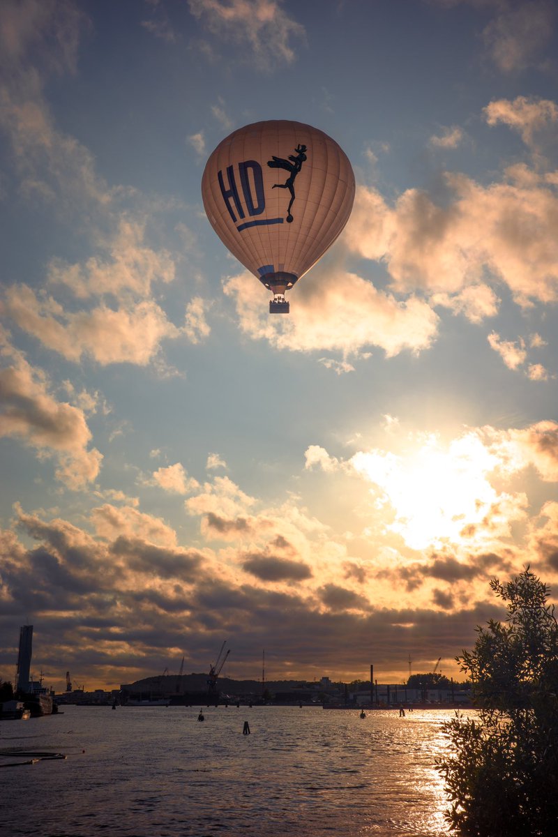 regalstudiosab's tweet photo. Falling from the sky
#fallingfromthesky #floatingintheclouds #ballooning #hotairbaollons #skyatsunset #sunsetshots #goldenlightphotography #fujifilm #xpro3x #gothenburg https://t.co/w6bCGHrGUQ