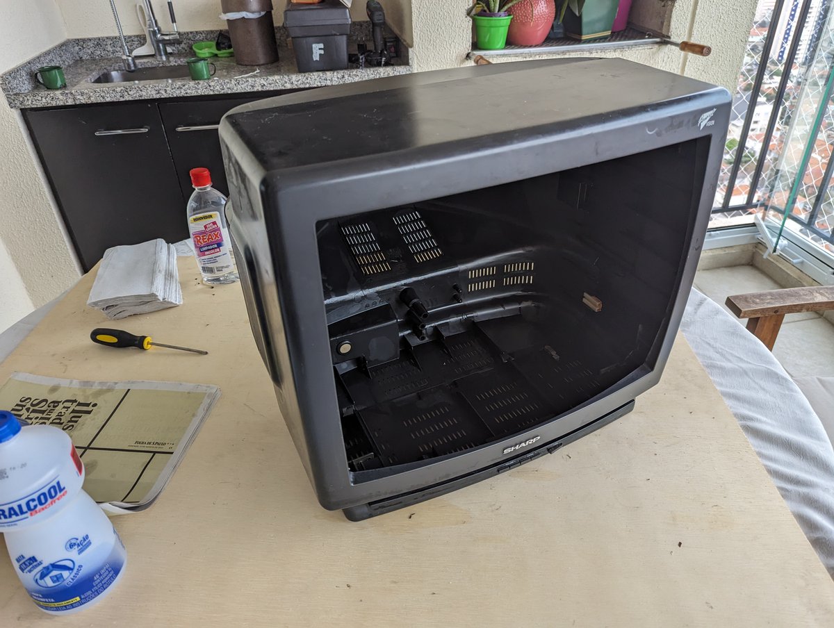 Fase 2. Muito cuidado para não tomar choque do capacitor ao desmontar uma TV de tubo. Carcaça limpa.