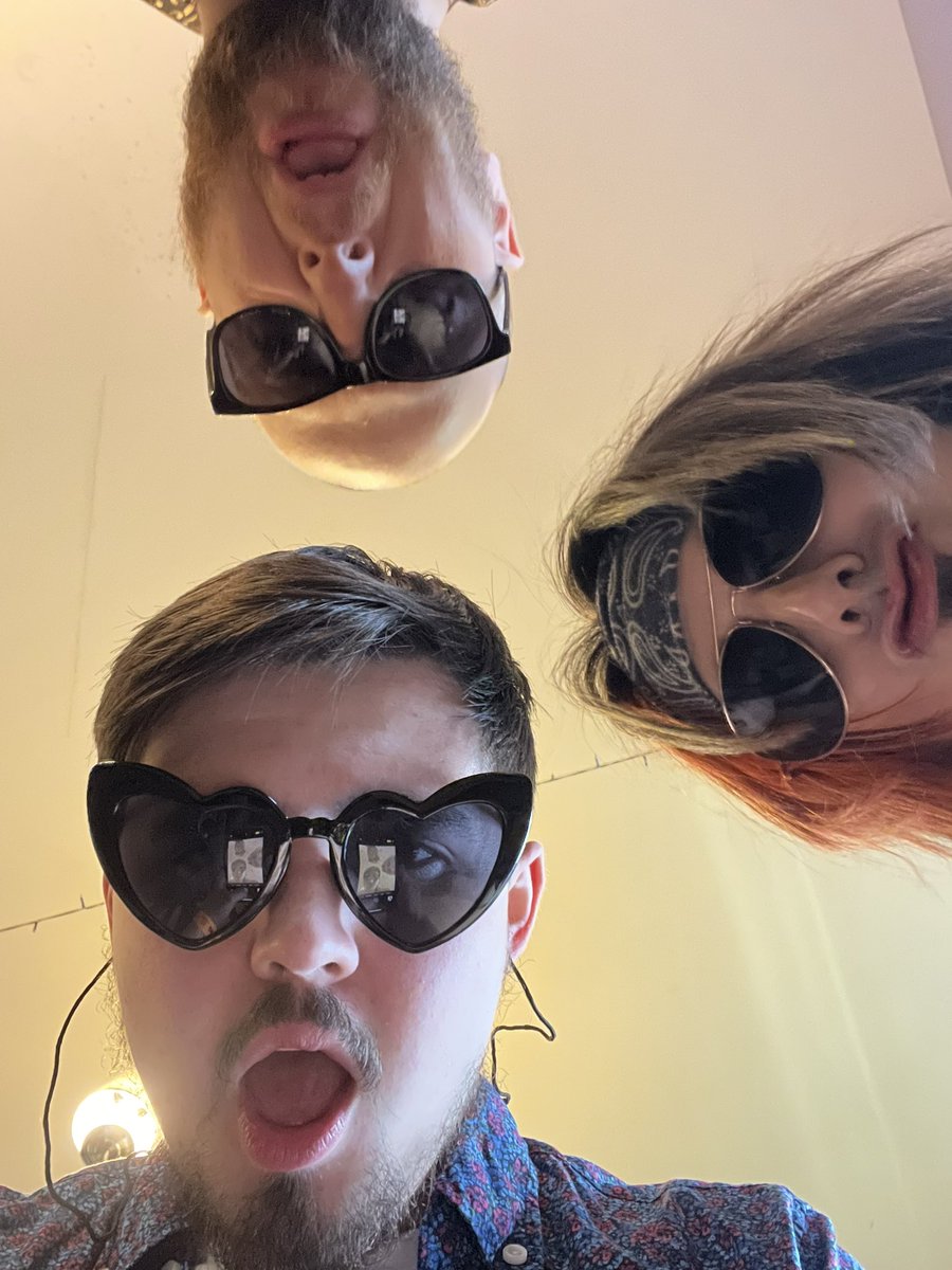 Pinhead Larry tweet media