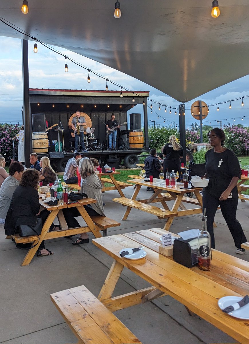 Looking for tasty wood fired pizza on a stellar patio in #NiagaraOnTheLake? Barrelhead at Pillitteri Estates has you covered!
For more great #Niagara winery restaurants, check out our guide 👇🏻
eatlocalontario.ca/niagara-on-the…
Are you hitting up a winery before summer ends? #EatLocalON