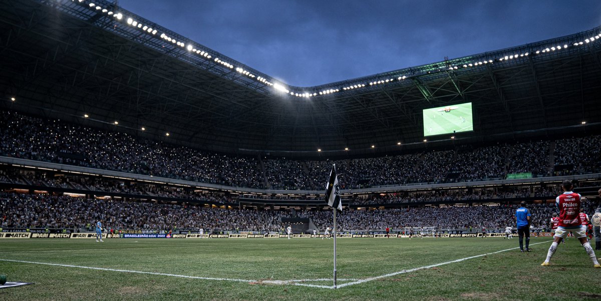 CentralDoCAM's tweet photo. Rica Perrone critica a postura da mídia convencional sobre a cobertura da inauguração da Arena MRV:

"O Galo inaugurou seu lindo estádio, feito com dinheiro próprio, na bela cidade que é Belo Horizonte. Mas aí você entra no UOL Esporte e não tem nenhuma menção na capa sobre o Atlético-MG."

"É colocado apenas as coisas que deram errado no dia, o que tem que ser falado em alguma nota, mas isso é abaixo do fato do Galo ter inaugurado seu próprio estádio. Nos portais, as notícias ruins estão acima desse acontecimento ou nem matéria tem."

"Vai ter alguns jornalistas que vão falar: 'A minha obrigação não é falar bem ou mal, é falar a verdade'. Não tem essa, você fala o que te convém. Você escolhe as verdades. Tem as que você vê e as que não vê."

"Os problemas na Arena MRV são irrelevantes. O Atlético-MG tem total conhecimento e vai corrigi-los. É grandioso, histórico e eterno a abertura do estádio."

📸 Pedro Souza/Atlético-MG