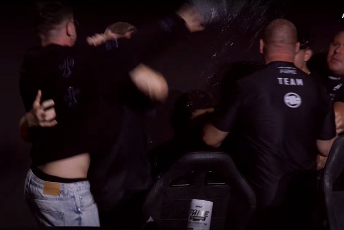 oddawaj za hot doga złodzieju! https://t.co/NW3KtvzxGW<a href="/tag/rchwid"class="tags"><span>#rchwid</span></a><a href="/tag/meczprzyja%C5%BAni"class="tags"><span>#meczprzyjaźni</span></a>