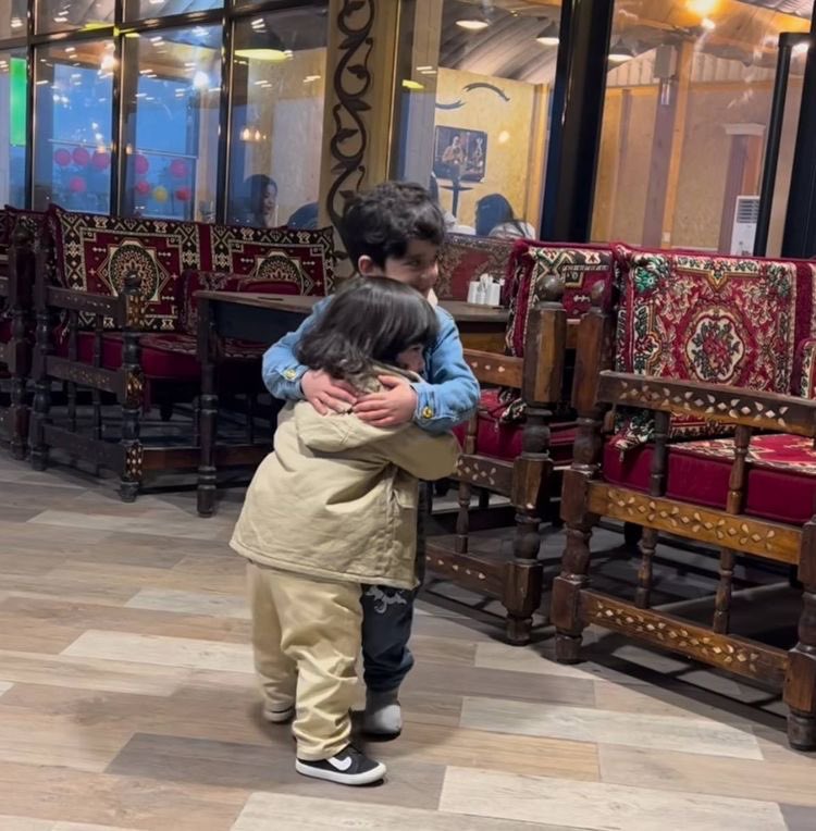 لولا الأخوةُ ما طَابَتْ ليالينا 
ولا ضَحِكنا بليلٍ كانَ يُبكينا "