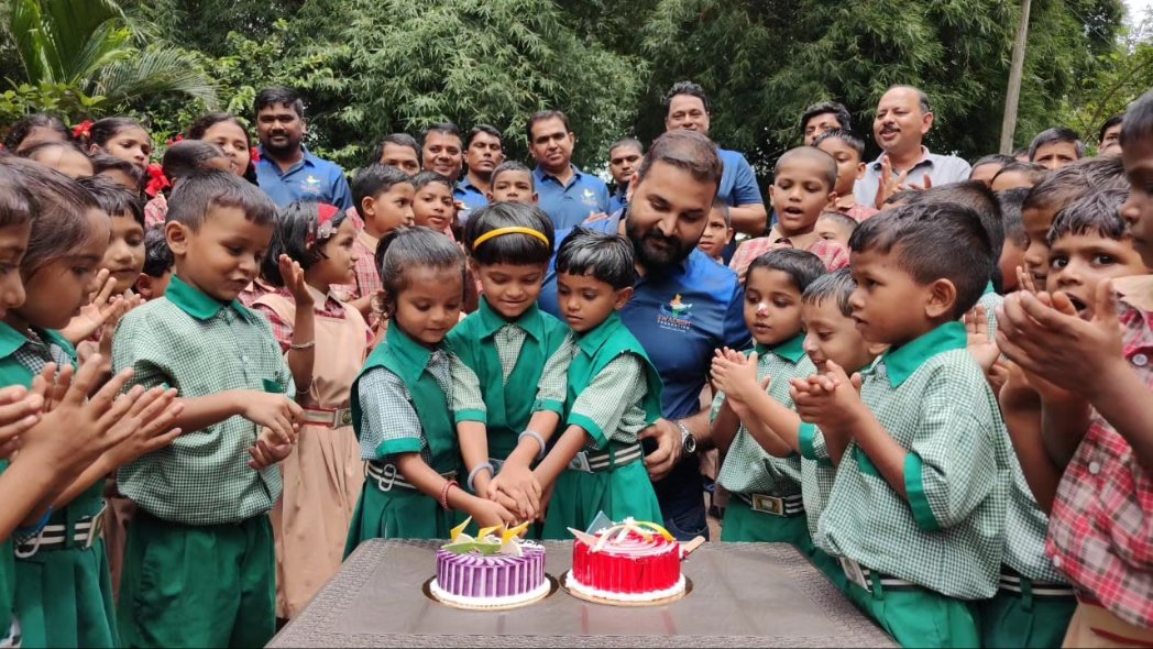 silvassanews's tweet photo. #खानवेल
माननीय प्रशासक प्रफुल पटेल के जन्मदिवस के अवसर पर सिलवासा नगर पालिका के उपाध्यक्ष किशनसिंह परमार ने खेरडी स्थित वसुंधरा विद्यापीठ आश्रम परझाई में किया तिथि भोजन का आयोजन एवं उपस्थित शिक्षकों को भागवत गीता भेंट की। #happybirthday #prafulpatel #DnhDd #UtDnh #KishansinhParmar #SmcSilvassa #Smc #SnlDnh #Dnh
@prafulkpatel @SMC_SIL @kishansinh_ind