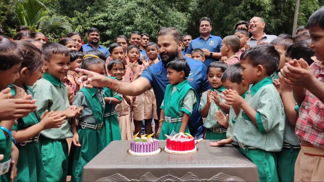 silvassanews's tweet photo. #खानवेल
माननीय प्रशासक प्रफुल पटेल के जन्मदिवस के अवसर पर सिलवासा नगर पालिका के उपाध्यक्ष किशनसिंह परमार ने खेरडी स्थित वसुंधरा विद्यापीठ आश्रम परझाई में किया तिथि भोजन का आयोजन एवं उपस्थित शिक्षकों को भागवत गीता भेंट की। #happybirthday #prafulpatel #DnhDd #UtDnh #KishansinhParmar #SmcSilvassa #Smc #SnlDnh #Dnh
@prafulkpatel @SMC_SIL @kishansinh_ind