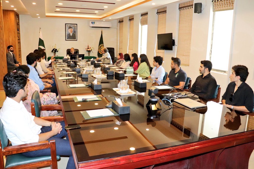 Eduministerpk's tweet photo. In my meeting with concerned parents &amp; students about recent CAIE results, it is assured tht @EduMinistryPK will do its best to facilitate within legal sphere &amp; ensure:

1. Enforcemnt of ministry's decision abt retake exams;
2. Convey to CAIE, UK abt current situation in writing. https://t.co/LjPBmk0Jke