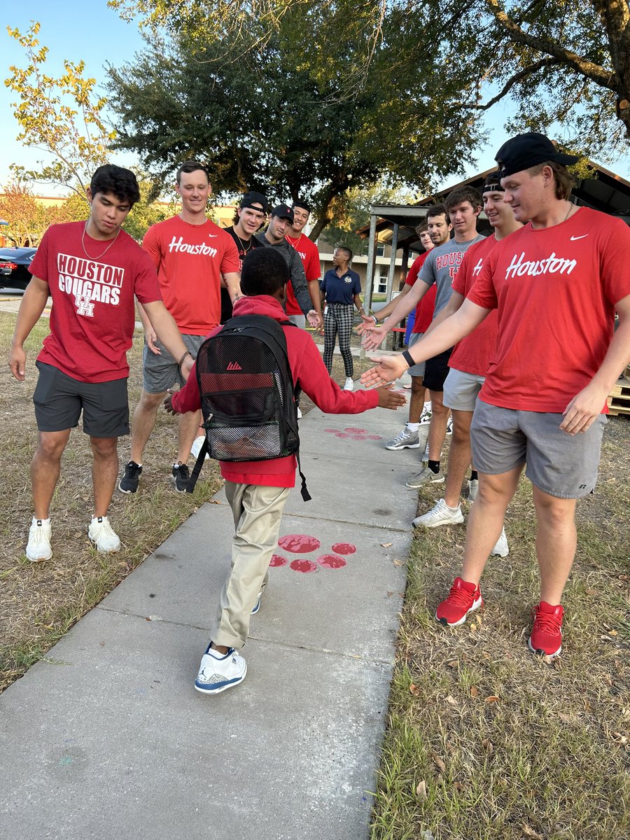 jmurr05's tweet photo. Had a great time welcoming students back to school at Blackshear Elementary this morning. @UHCougarBB @toddwhitting @Joebedient https://t.co/s9BaJjbB1S