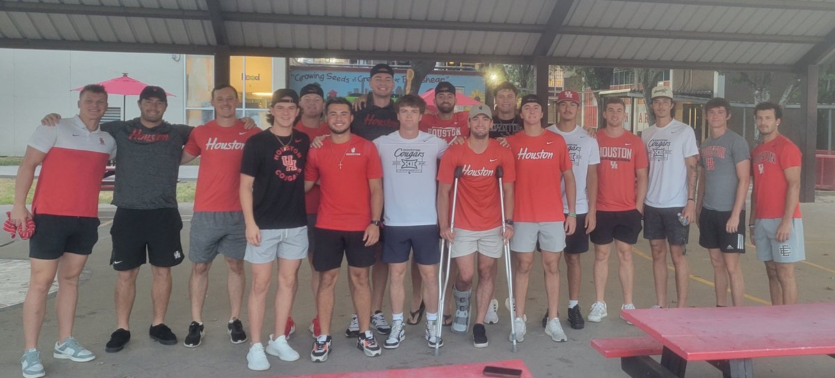jmurr05's tweet photo. Had a great time welcoming students back to school at Blackshear Elementary this morning. @UHCougarBB @toddwhitting @Joebedient https://t.co/s9BaJjbB1S