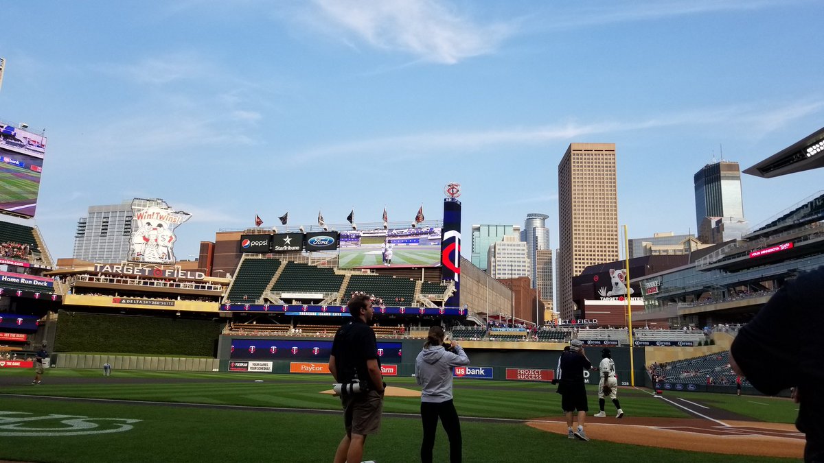 Nice summer night at Target Field for the <a href="/twins/">Minnesota Twins</a> &amp; <a href="/CleGuardians/">Cleveland Guardians</a> - partly cloudy, mid 80s first pitch, wind west near 10. Can't rule out a sprinkle or stray shower, but the chance is very low #MNTwins