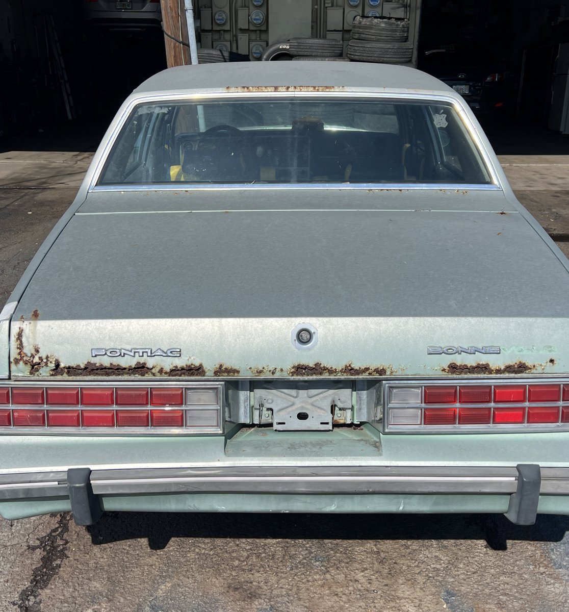 FloridaTransAM's tweet image. Yes someone is actually fixing her up to drive this old Bonny .. #Pontiac #dailydriver