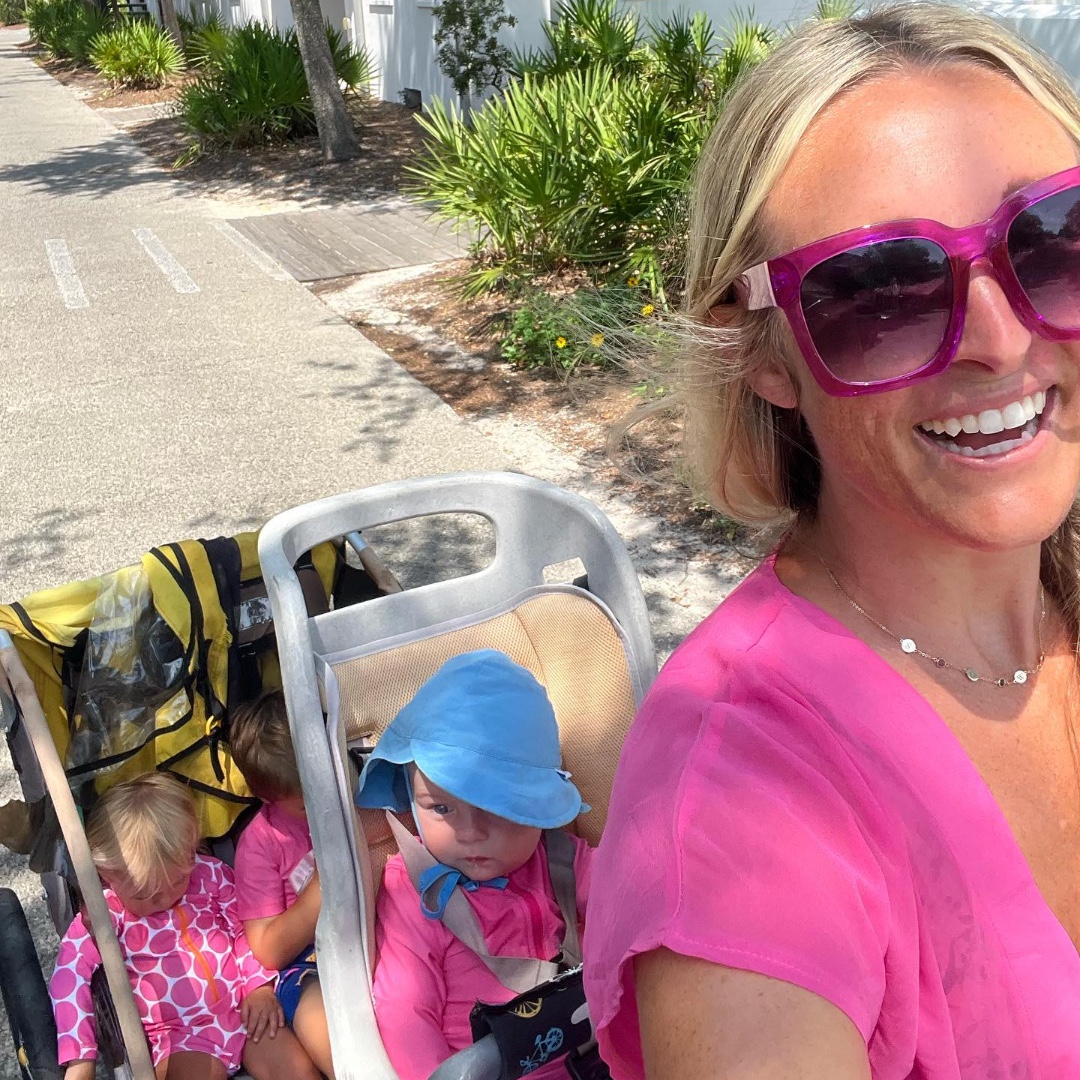 SouthWalton's tweet image. Gang&apos;s all here! 🚴‍♀️ Peddle into your next family adventure in #SouthWalton. 

Start planning your next getaway here: ow.ly/uSfQ50PCIw8 

#FamilyFunMonth 

📸: emdow on Insta