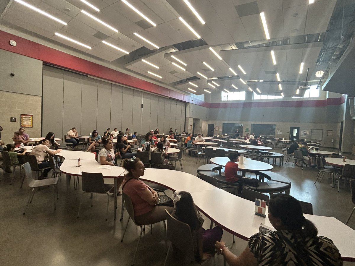 MrsSilva75's tweet photo. First night of Parent Orientation at FRE. #WeareFalcons #FalconRidge #HuffmanISD https://t.co/zvJFZj15g5