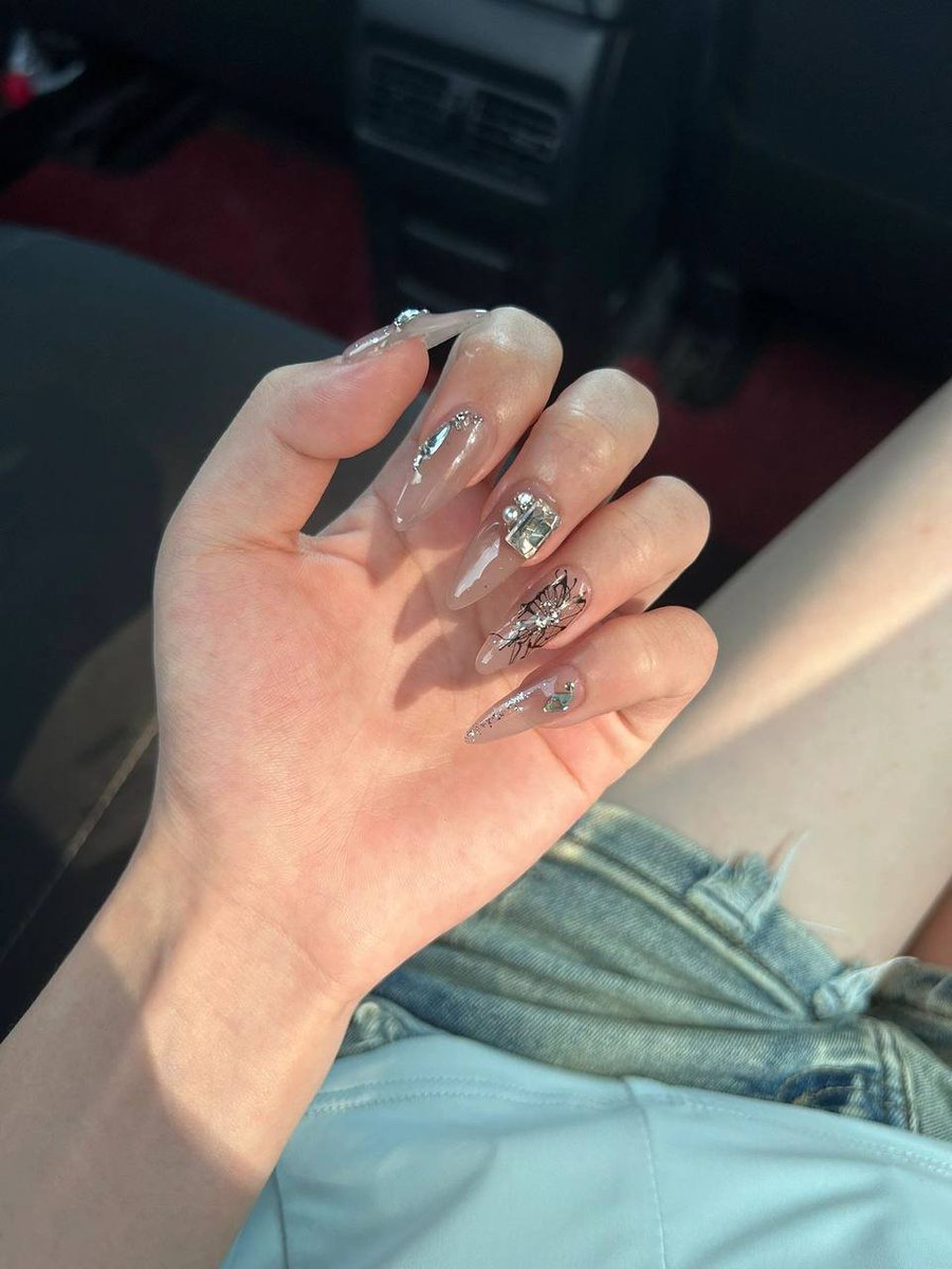 davidmoore0912's tweet photo. Do the newly done nails look good? https://t.co/OuzdE3igQw