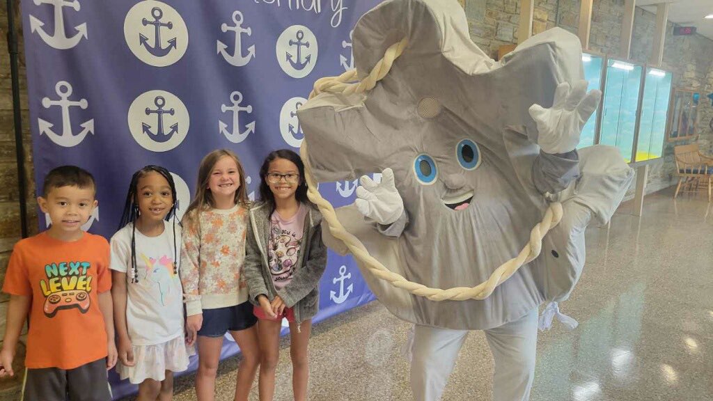 middleboroughes's tweet photo. What a wonderful first day it was @middleboroughes! Ss were welcomed by our new mascot. The building was aglow with learning, smiles and fun! #EveryMomentMatters  @BaltCoPS #BCPSFirstDay https://t.co/putIqJhYTp
