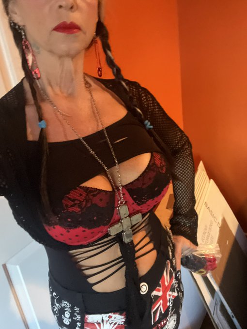 Pantera and Metallica this weekend! Check me out clips for sale store 15319 and get the full picture💕