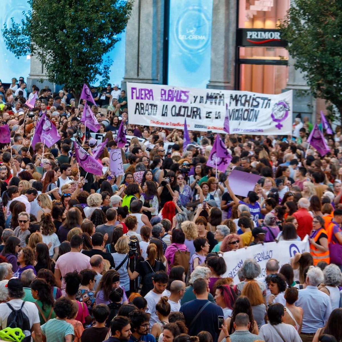 MADRID DEMONSTRATIONS 💪 Hundreds showed out in support of World Cup Champion Jenni Hermoso, who received an unwanted kiss on the lips from 🇪🇸 FA president Luis Rubiales during celebrations. 

Rubiales digs in with delusion, but the calls for his job grow louder. 

📸 <a href="/aitorehm/">Aitor Hernández-Morales</a>