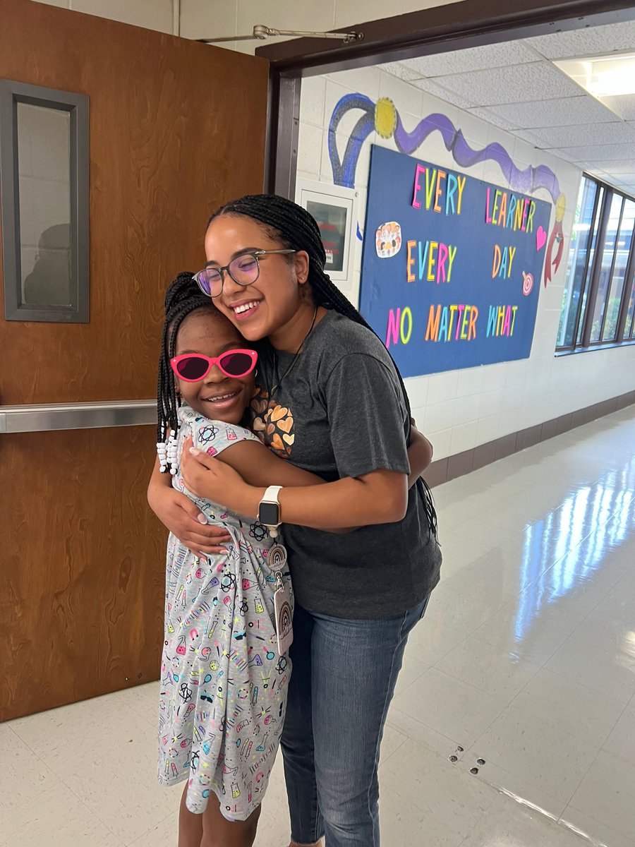 StadleyRough's tweet photo. What a turnout for Meet and Greet the Teachers 🍎 @StadleyRough 
#everylearnereverydaynomatterwhat #togetherisbetter #STRpride #STRcares https://t.co/b5x63dz79g