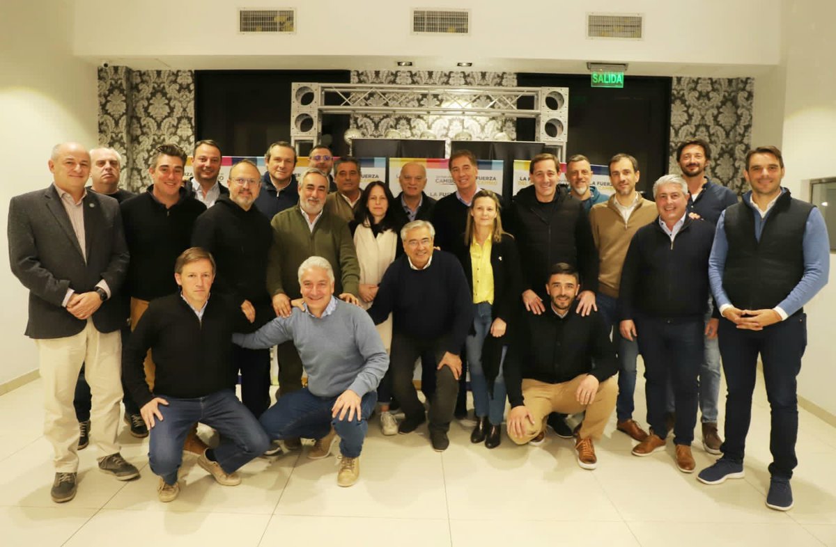 Nestorgrindetti's tweet photo. Hoy me reuní en Lanús junto a 22 intendentes del PRO, entre ellos nuestro candidato @diegokravetz. 

Creemos que la provincia y el país necesitan políticos con los pies sobre la tierra, que escuchen al vecino y atiendan sus problemas. https://t.co/noYjDnLg16